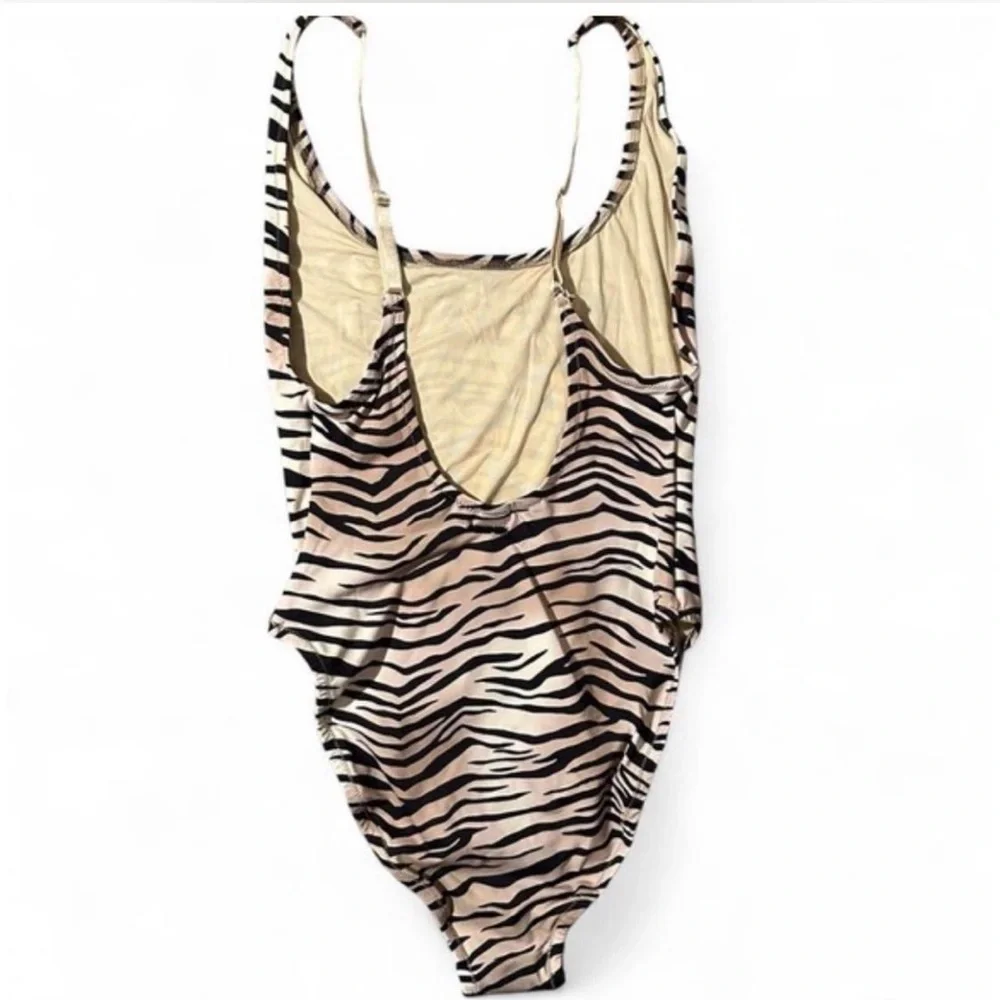 SKIMS *NWT SIGNATURE SWIM SCOOP NECK ONEPIECE |CHAMPAGNE TIGER PRINT | Sz: S